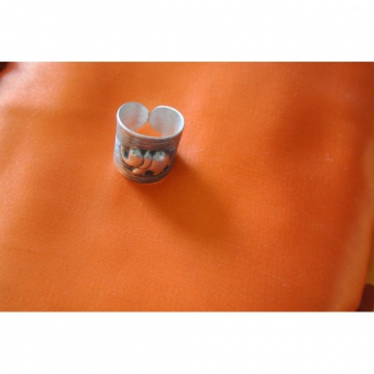 BAGUE ELEPHANT SUR ARGENT STRIE