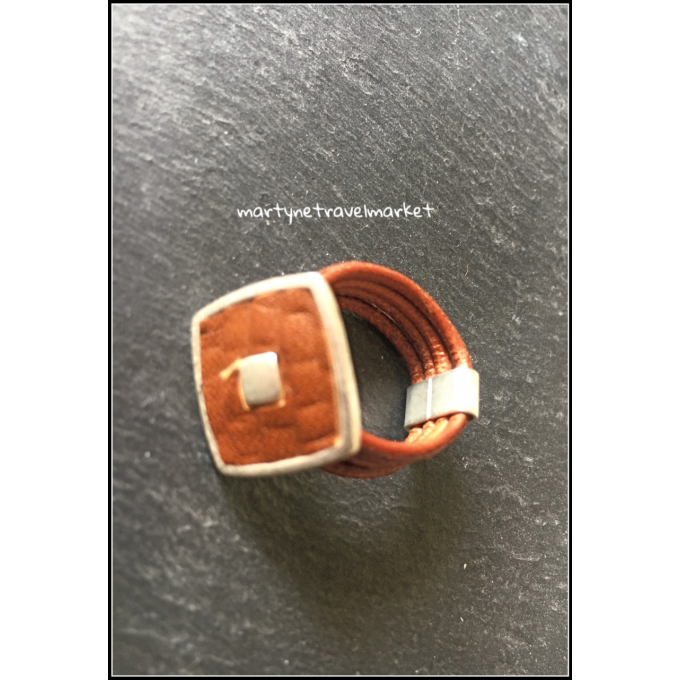 BAGUE CUIR CARRE