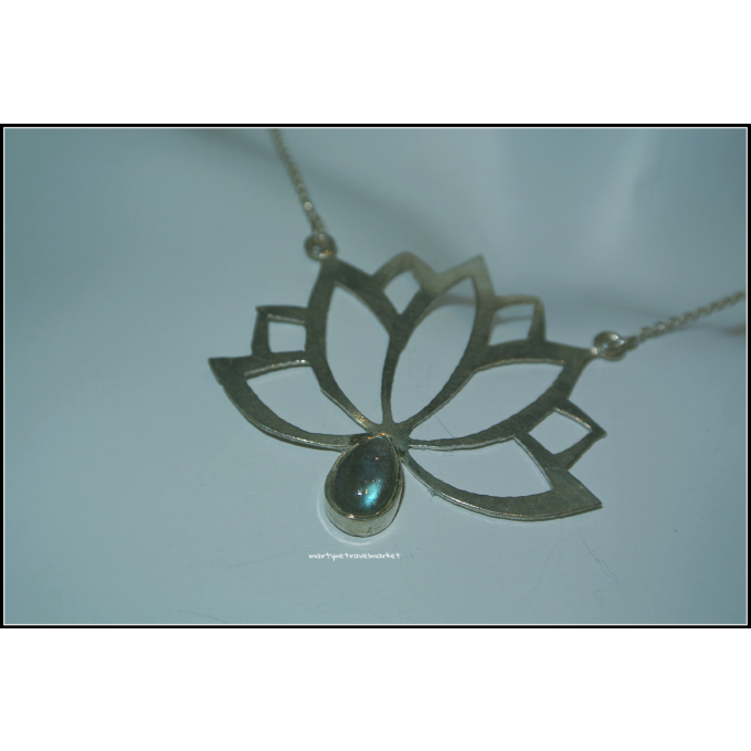 COLLIER LOTUS ET LABRADORITE