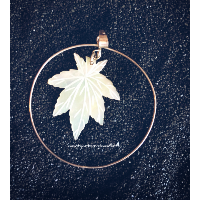 PENDENTIF FEUILLE NACRE